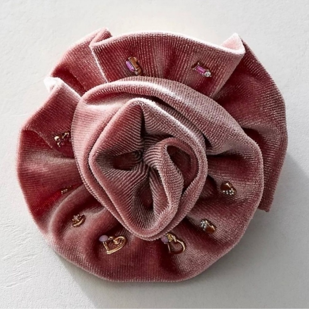 Free People Muave Pink Rosette Pin And 5
Pair Stud Earrings